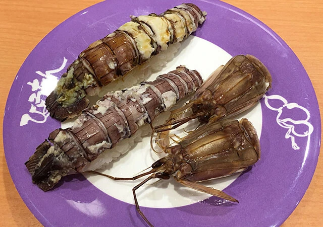 ひょうたんの回転寿司（福岡）レーンに流れてくる皿をつい取りたくなる店ナンバーワンとして米川さんが激賞。一期一会を楽しみに行くべし。写真はシャコにひと仕事したネタ