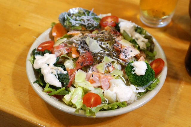 つけあわせのサラダが豪華