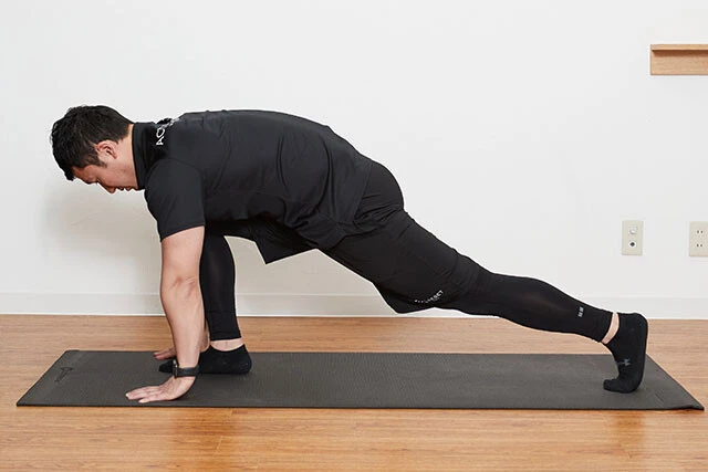ストレッチ⑤上に持っていった手を戻しながら、手のひらを床につける