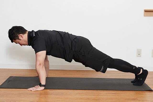 ①手は肩幅よりも少し広めにして、手をつく位置は肩より少し脚寄り(みぞおちのライン)にする