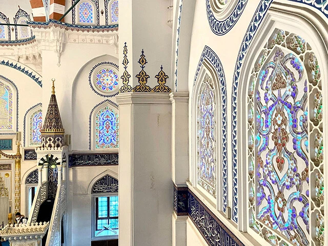 上階は美しい内装をより間近で見ることができる