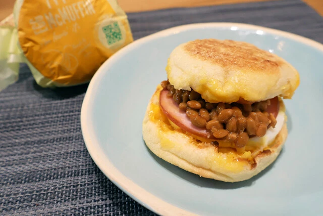 【絶品! 韓国風朝マック】キムチ+チーズ+納豆の黄金トリオにぷるぷるたまご! 発酵食品のうまみが炸裂する朝マック<野島慎一郎のバカレシピ>