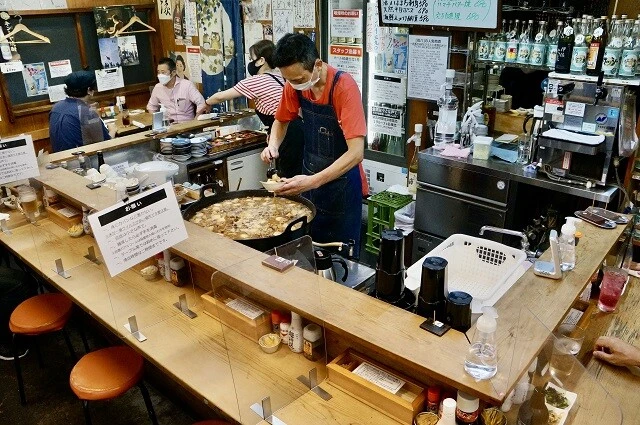 「蔦八」のコの字カウンター。ドラマ「今夜はコの字で Season2」の舞台にもなった。*座席のパーテーションは現在は撤去されています