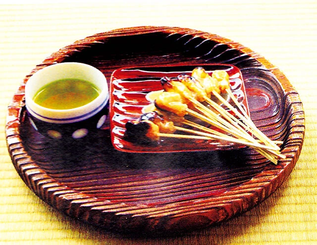 「一文字屋和輔（いちもんじやわすけ）」［1000年頃創業／京都府］ 994年創祀の京都市にある今宮神社。ほぼ同じ時期に門前で創業したというのが「一文字屋和輔」。現在まで続いて売っているのはあぶり餅のみという徹底ぶり。【京都府京都市北区柴野今宮町69／075-492-6852】