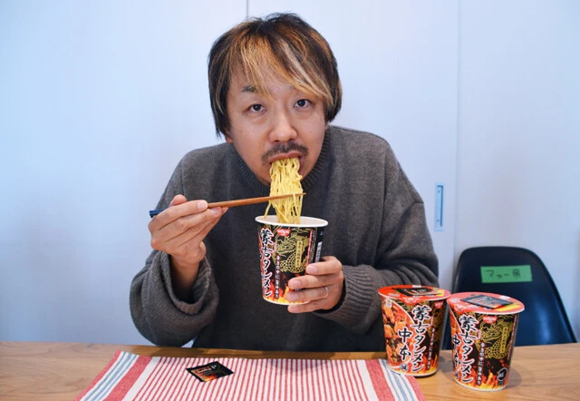 (2)食べる! 蒙古タンメン中本カップ麺を3個作ったら麺と具だけを食べる。もちろん一度に食べなくても大丈夫だし、衛生面を気にするなら麺と具だけを先に別容器に移して食べればOKだ