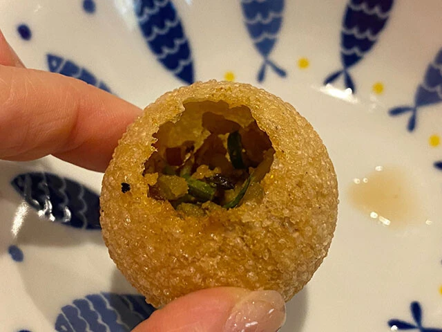 パニプリの中にはジャガイモや豆などが入っていて液体を注いで食べます