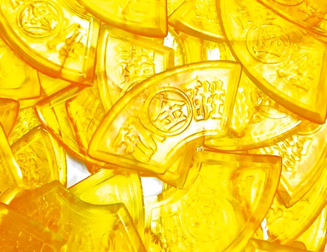 「五人百姓 池商店（ごにんびゃくしょう　いけしょうてん）」［1245年創業／香川県］ 先祖の功労により香川県金刀比羅（ことひら）宮の境内で、特別に商売することを許可された5軒のうちの一軒。付属の小づちで叩いて割ってご利益を分け合うこんぴら名物の「加美代（かみよ）飴」を製造・販売している。【香川県仲多度郡琴平町933／0877-75-3694】