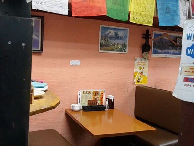 店の奥の隠れたスペースにはテーブル席が3つ