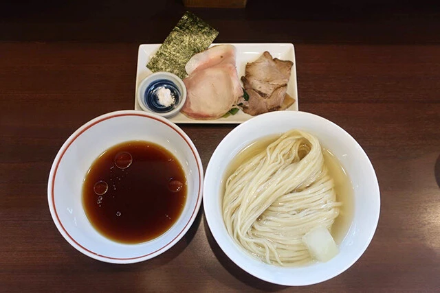 とものもと「冷やしつけ麺」　冷水でしめた麺を冷たい昆布水にひたし、冷製鶏スープでいただく