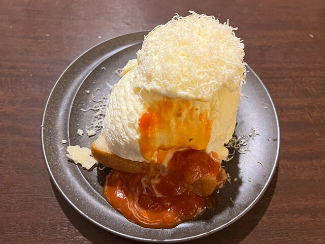 東京・吉祥寺のオシャレ居酒屋、オモウツボでまだメニューになっていない開発中のナポリタンつまみをこっそり教えてくれた。写真はシュガートーストバニラ チーズハニーナポリタン