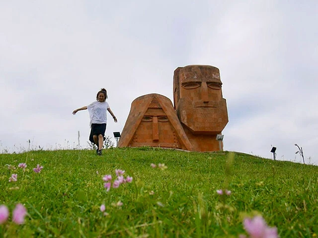 ナゴルノ・カラバフのシンボル「我らが（の）山」別名「おじいさんとおばあさん」