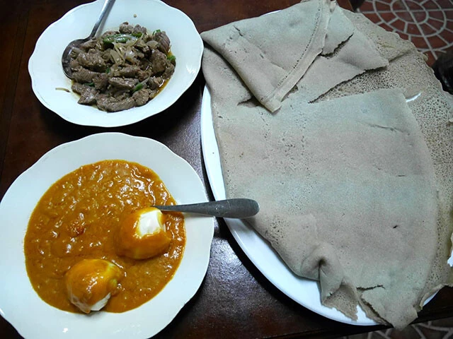 右の布のようなものがエチオピアのインジェラ（ゲ◯味と言われている）