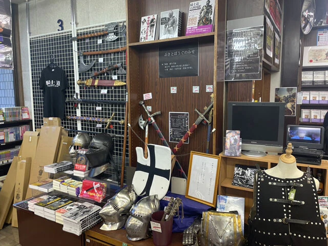 『中世への旅　騎士と城』（白水社）の復刊で話題になった書泉だが、10月から「中世ヨーロッパコーナー」も展開。現在は武器も販売している