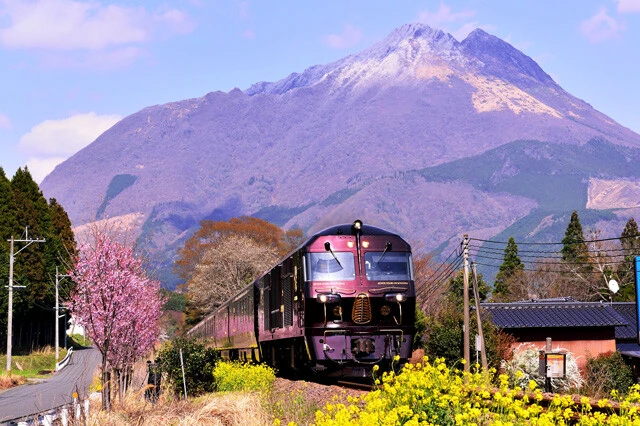 大分県の由布岳をバックに力走するななつ星。その優美な姿は九州の雄大な自然風景にもマッチし、撮り鉄にも人気