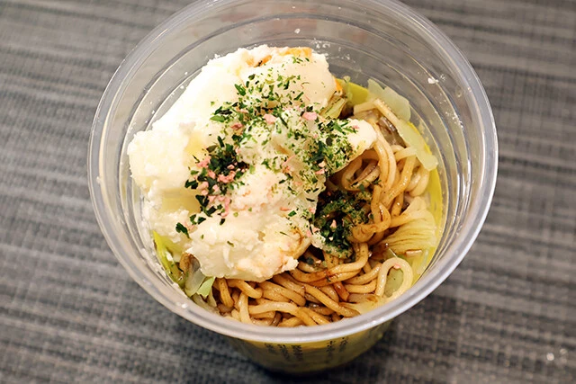 冷やしてシェイク! ポテサラU.F.O. 冷やした日清焼そばU.F.O.を丸亀シェイクうどんのカップに移し、ソース、ポテサラ、ふりかけを入れてシェイク。サラダ感覚なのにガッツリとボリューミーでウマい!