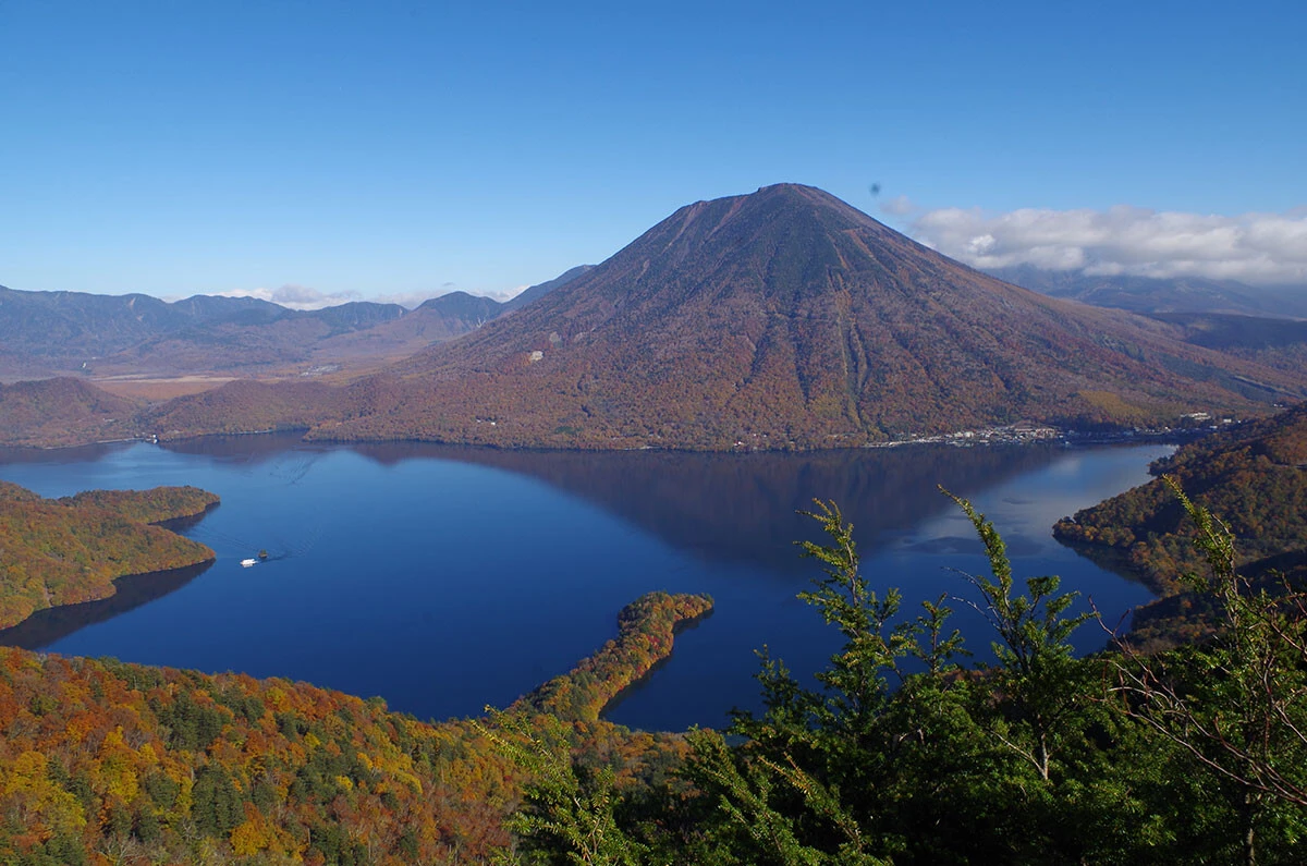 マス釣りの聖地といわれる中禅寺湖。体力に自信のある人は奥にそびえる男体山の登山もよさそう