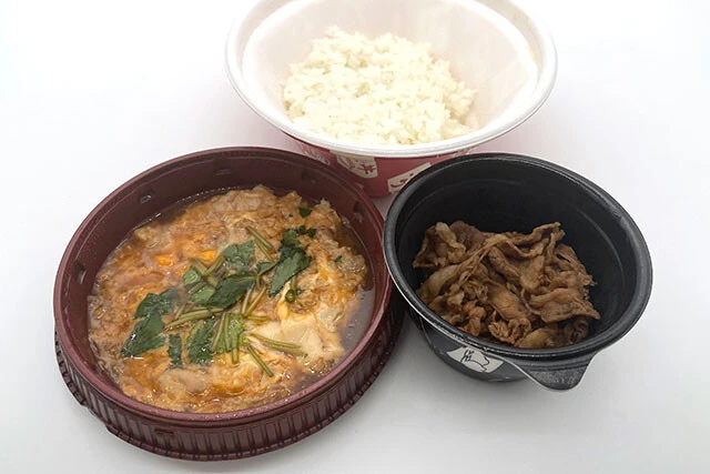 なか卯「牛あいがけ親子丼」690円