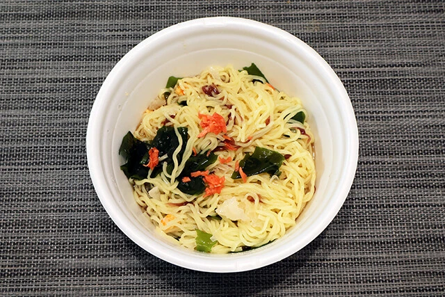 かやくは海藻と紅しょうがをメインとし、カップ麺っぽさを払拭。ゆでたてのような麺の食感も最高。うまみたっぷりのタレも抜群にウマい! お好みの具を足して食らうべし!!