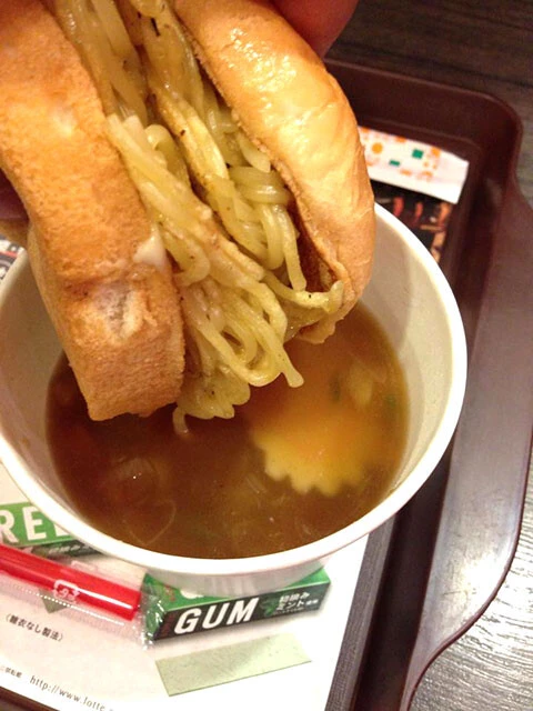 つけ汁にバーガーをつける斬新スタイル