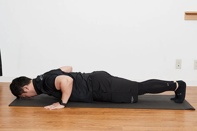 プッシュアップ②頭からカカトまで一直線を維持しながら下げていく