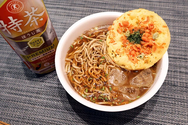 罪悪感ゼロ! トクホほうじ茶どん兵衛 どん兵衛天ぷらそばを冷やしで作る際、粉末スープを特茶ほうじ茶で割るだけ。ほうじ茶の風味がすっきり激ハマり。うまみも増幅!