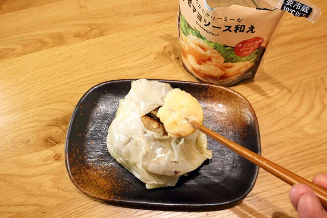 （４）仕上げ！　しゅうまいを蒸し終えたら取り出し、仕上げにコンビニの海老マヨを1尾のせたら完成。海老マヨソースで食べても、醤油＋からしでも、チーズやカレーで食べても激ウマ！