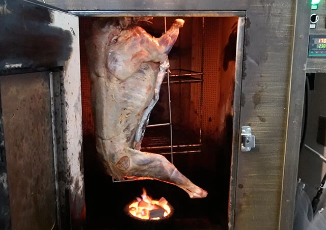 2時間半以上かけてじっくりと焼かれる羊さん