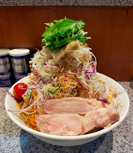 ラーメン宮郎「宮し中華」　行列必至の二郎系人気店の限定メニューということもあり、その日の提供状況は必ず事前確認を（写真は店舗提供）