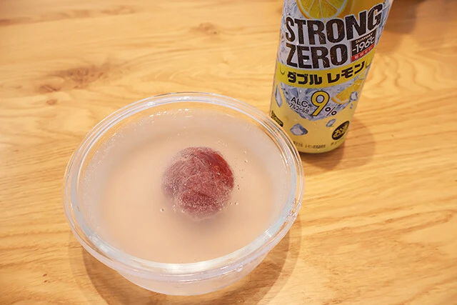 (3)漬ける! (2)が固まったら丁寧にラップを剥がして深さのある食器に移し、ストロングゼロを注いでしっかりと漬ける。再度冷蔵庫で数日~1週間置けば完成。柔らかい男梅もいいぞ!