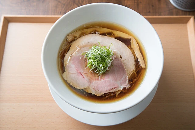 黒須のもうひとつの看板メニュー「醤油蕎麦」。営業開始当初から閉店に至るまで、常にアップデートが繰り返され、より洗練された味わいへと進化していった逸品。最終的にたどり着いたシンプルな具材構成からもその自信がうかがえる