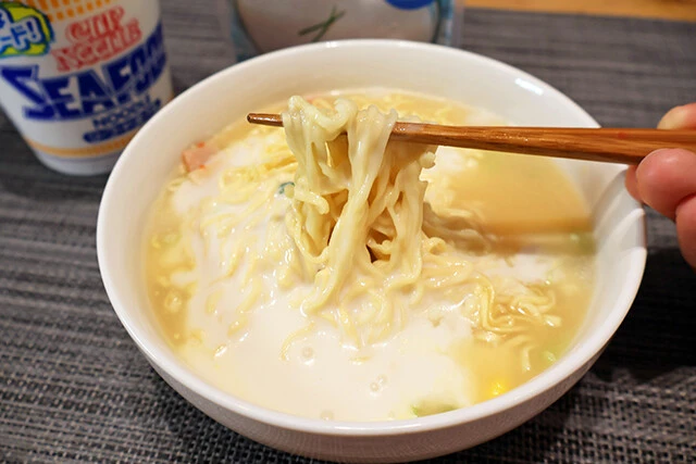 冷製ポタージュシーフードヌードル シーフードヌードルを脂が凝固しない程度に冷やし、皿に移して冷製じゃがいもスープをぶっかけ。上品な口当たりが最高にウマい!