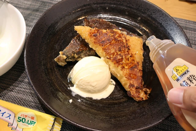 (4)仕上げ! 器に三角チョコパイを盛りつけたら、かじるバターアイスの棒を取り外し、ディッシャーやスプーンで丸く形を整えて横に添える。お好みでハチミツを垂らして食べよう