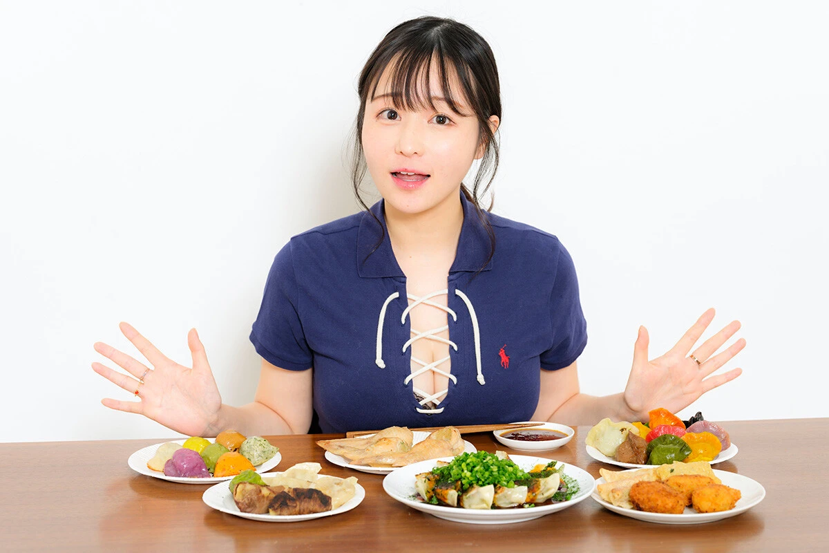 餃子大好きグラドル・茜さやが12種を実食！