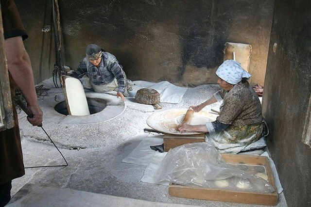 ラヴァシュを作るおばちゃんたちが絵になりすぎる