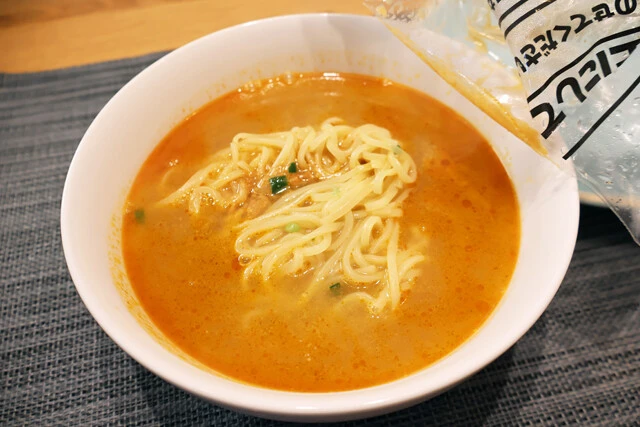 (2)トムヤム! セブンプレミアム「一風堂トムヤムクン豚骨ヌードル」の麺をレンチンで解凍し、スープは通常250ミリリットルのところ300ミリリットルの熱湯で作ろう。麺が解凍されたらスープにドボン!