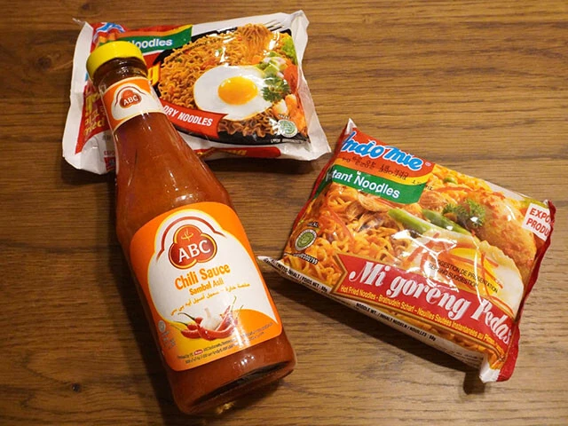 サンバルアスリとインスタントのミーゴレン。全てにハラル認証マークあり