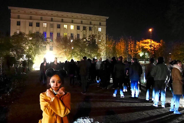 かつて発電所だった建物(ベルグハイン)への行列...