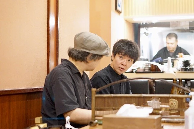 たつやを継ぐまでのいきさつを語るたかさん(右)