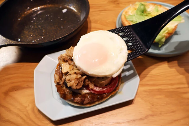 （３）仕上げ！　すき焼きをワッパーの上に盛りつけたら、さらに（１）の目玉焼きをのせ、形を整えてバンズをのせたら完成。もちろん目玉焼きの量やすき焼きの具材はお好みで調整してOKだ