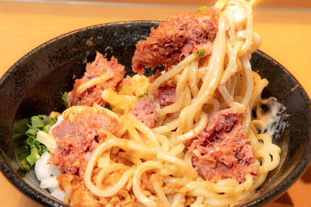 コンビーフが麺に絡みつくので、常に牛肉の旨みが味わえる