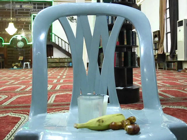 モスクでもらったバナナとデーツ。種が1個入ってるけど、皮はドライなので手で摘んで食べられるお手軽さも旅人向き