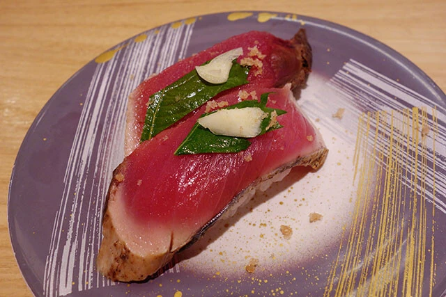 回転寿し 寿し一貫（高知）戻り鰹の昆布塩／高知の魚といえばカツオ。中でもこのチェーンは「カツオのクオリティは全国回転寿司でナンバーワンと断言できる」（BUBBLE-Bさん）