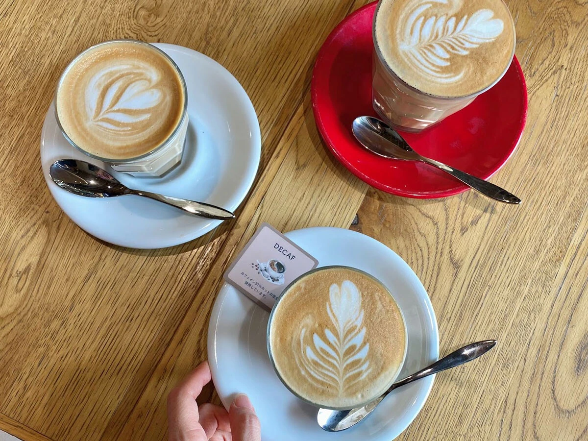 日本でもオーストラリア系のカフェで出会える「フラットホワイト」（白いお皿）