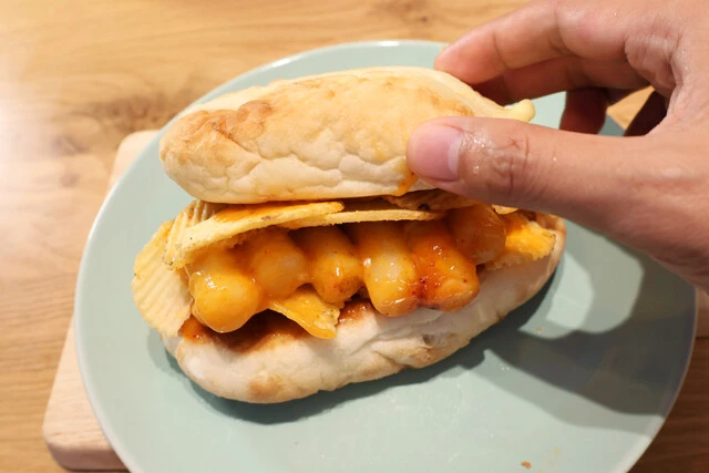 (3)重ねる! (2)の上に再びピザポテトをのせ、もうひとつのチーズナンを重ねたら完成。すぐ食べない場合は竹串やつまようじなどをチーズナンの上から刺し、崩れないように固定するとよい