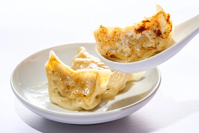 5位／亜細亜食品「本格グリーンカレー餃子」20個（2980円）創作餃子を楽しめる「東京餃子　あかり」（東京・飯田橋）の人気メニュー。本格的なグリーンカレーで、スパイスの主張も十分。焼いても揚げてもOK