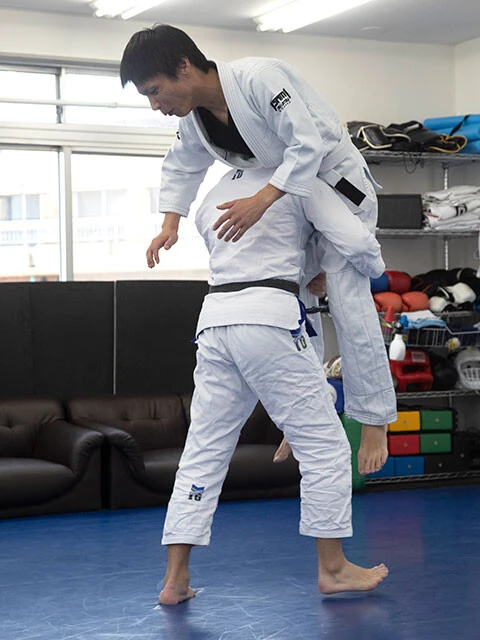 慣れれば先生のように簡単に持ち上げることもできる