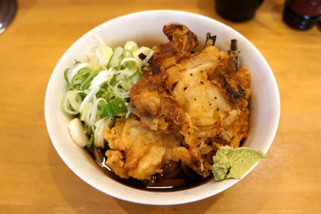 「とり天そば(冷)」(500円)と「スタ天」(170円)