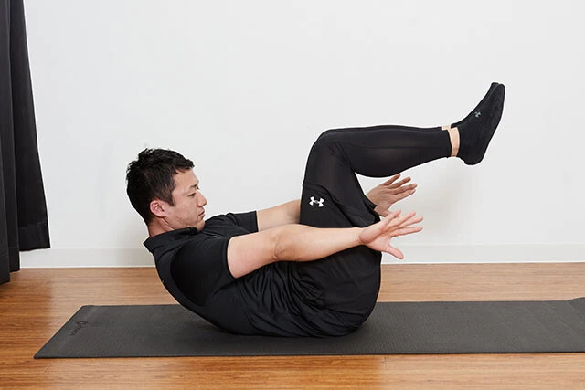 ②上体をゆっくりと起こしながら、手の甲が上になるように内側にひねっていく