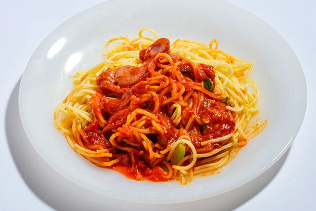 (9)冷凍 完全メシ ナポリタン(日清食品)798円/濃厚ケチャップソースのナポリタン。具にはソーセージ、玉ネギ、鶏肉、ピーマンが入っている