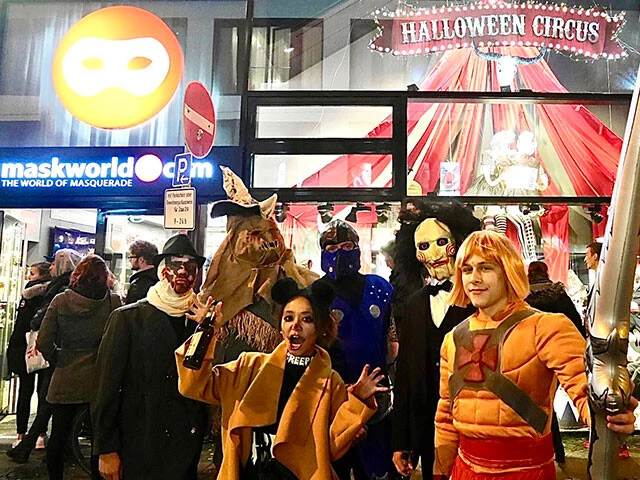 ベルリンのマスク屋「maskworld.com」前にて